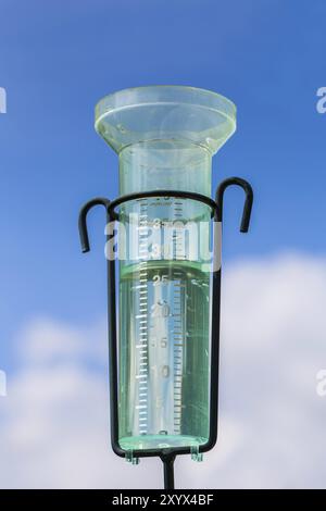 Compteur d'eau avec l'eau de pluie et de nuages ciel bleu Banque D'Images