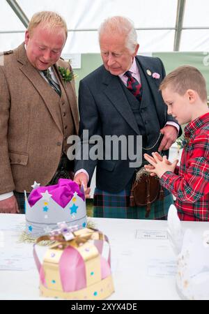 Oliver Keith, 8 ans, de Portlethen, montre au roi Charles III une couronne de papier qu'il a faite à la Royal Horticultural Society of Aberdeen Flower Show à Duthie Park, Aberdeen. Date de la photo : samedi 31 août 2024. Banque D'Images