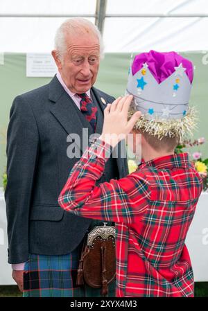 Oliver Keith, 8 ans, de Portlethen, montre au roi Charles III une couronne de papier qu'il a faite à la Royal Horticultural Society of Aberdeen Flower Show à Duthie Park, Aberdeen. Date de la photo : samedi 31 août 2024. Banque D'Images