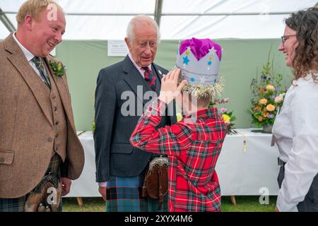 Oliver Keith, 8 ans, de Portlethen, montre au roi Charles III une couronne de papier qu'il a faite à la Royal Horticultural Society of Aberdeen Flower Show à Duthie Park, Aberdeen. Date de la photo : samedi 31 août 2024. Banque D'Images