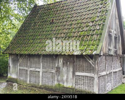 Ancienne cabane en bois avec toit couvert de mousse et murs rustiques, Bad Zwischenahn, ammerland, allemagne Banque D'Images