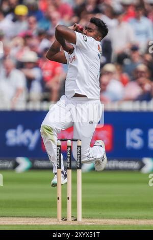 Asitha Fernando de Sri Lanka Bowls pendant l'Angleterre contre Sri ...