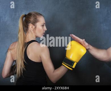 Seriosly boxer exerçant dans le ring de boxe Banque D'Images