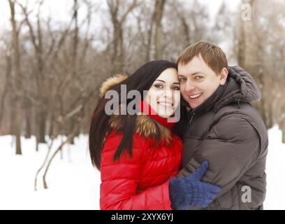 Happy young couple having fun in the winter park Banque D'Images