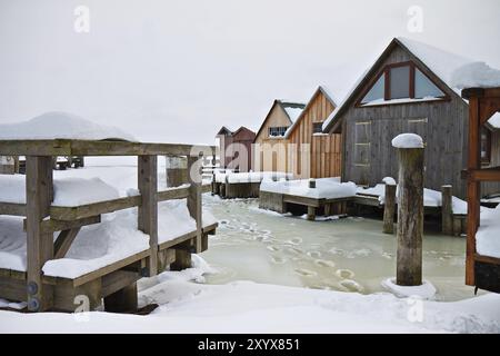 Boathouses sur le Bodden en hiver Banque D'Images