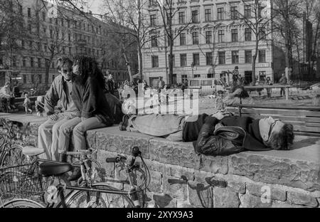 Allemagne, Berlin, 14.03.1991, printemps à Kollwitzplatz, couple, Europe Banque D'Images