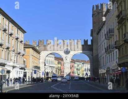 Corso Porta Nuova und Portoni della Bra Banque D'Images