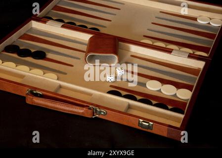 Den Helder, pays-Bas. Novembre 2022. Le jeu de société traditionnel de backgammon Banque D'Images