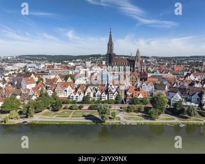 Vue aérienne du centre historique d'Ulm avec le Danube et la cathédrale, Ulm, Bade-Wuertemberg, Allemagne, Europe Banque D'Images