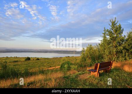 Matin sur le lac Berzdorf en été Un matin sur le lac Berzdorf en été Banque D'Images