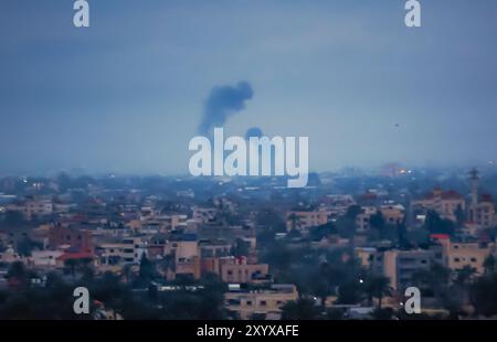 Bande de Gaza, Palestine. 23 février 2023. La fumée monte à la suite d'une frappe aérienne israélienne à l'ouest de la ville de Gaza. Selon l’armée israélienne, des avions israéliens ont bombardé plusieurs cibles dans la bande de Gaza après que six roquettes aient été tirées de Gaza vers Israël jeudi à l’aube. Les roquettes ont été tirées depuis Gaza à la suite d'un raid militaire israélien dans la ville de Naplouse en Cisjordanie mercredi, au cours duquel 11 Palestiniens ont été tués et plusieurs blessés Banque D'Images