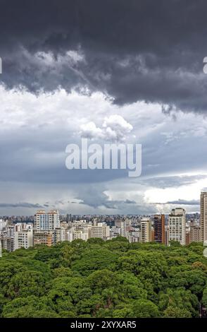 Sombres nuages sur le ciel de la Ville Sao Paulo annonçant l'approche de la pluie dans la région de l'avenue Paulista Banque D'Images