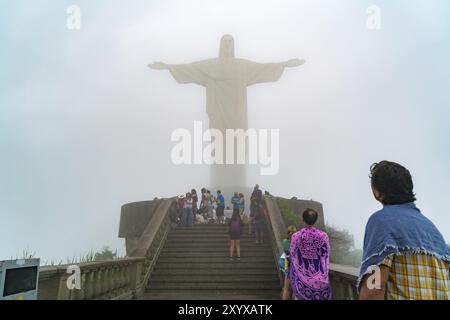 RIO DE JANEIRO, BRÉSIL, 2 MARS 1916 : vue de touristes devant la statue du Christ Rédempteur dans la brume à Rio de Janeiro, Brésil, Amérique du Sud Banque D'Images