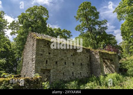 Linton, North Yorkshire, Angleterre, Royaume-Uni, juin 05, 2018 : une ancienne grange en pierre dans un jardin Banque D'Images