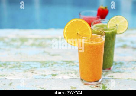 Assortiment de fruits et légumes, les smoothies en verre sur fond de bois blanc. Smoothie bio frais. De l'air et de la santé ou de nourriture de régime de detox con Banque D'Images