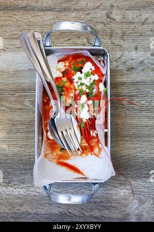 Démarreur grecque Crevettes en sauce tomate sur fond de bois. Vue d'en haut Banque D'Images