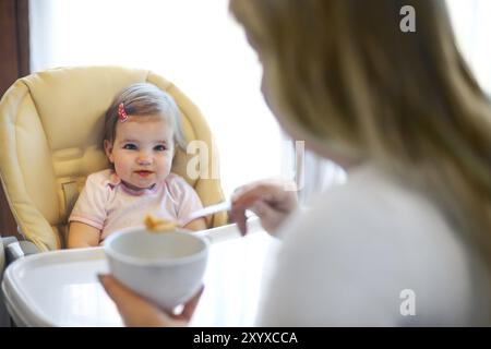 L'alimentation de la mère d'une adorable bébé fille bébé en santé l'alimentation Banque D'Images