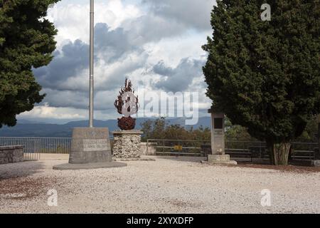 Monument aux morts dans le Monte San Michele la zone monumentale s'est transformée en un musée à ciel ouvert de la première Guerre mondiale situé près de Cima Tre, en Italie Banque D'Images