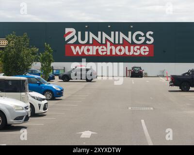 Vue du magasin Bunnings Warehouse et du parking le jour ensoleillé en Australie méridionale, Australie. Banque D'Images