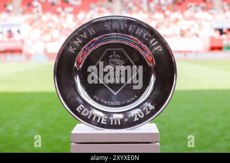 Enschede, pays-Bas. 31 août 2024. ENSCHEDE, PAYS-BAS - AOÛT 31 : Trophée KNVB Supercup lors du match de la Super Coupe néerlandaise Vrouwen entre le FC Twente Women et l'AFC Ajax Women à de Grolsch Veste le 31 août 2024 à Enschede, pays-Bas. (Photo de Raymond Smit/Orange Pictures) crédit : Orange pics BV/Alamy Live News Banque D'Images