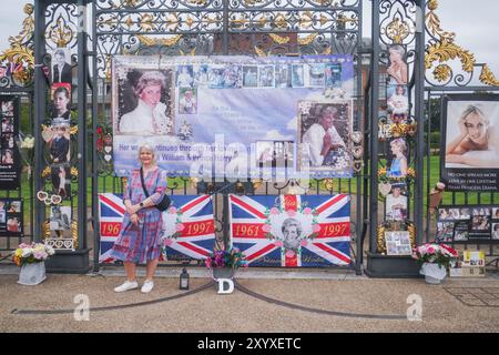 Londres. 31 août 2024. Visiteurs devant les portes de Kenington place ornés de drapeaux et de photos de la défunte princesse Diana à l'occasion du 27e anniversaire de sa mort tragique. La princesse Diana a été tragiquement tuée dans un accident de voiture à Paris, en France, le 31 août 1997 aux côtés de son partenaire Dodi Fayed Credit : Amer Ghazzal/Alamy Live News Banque D'Images