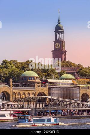 Allemagne, Hambourg belle vue sur l'Elbe, Hamburger Landungsbruecken avec port et tour de la cathédrale, Europe Banque D'Images