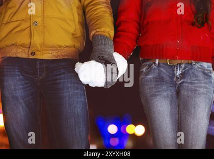 Heureux couple holding hands in mitaines tricotés. Close up Banque D'Images