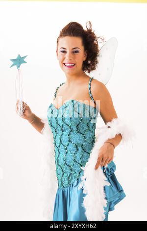 Femme dans une robe turquoise avec des ailes et une baguette magique Banque D'Images