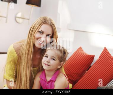 Portrait of happy mère et sa petite fille piscine Banque D'Images