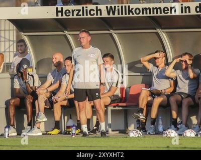 Ralf Rangnick, entraîneur-chef (debout), avec l'équipe d'entraîneurs du RB Leipzig lors du match test opposant le ZFC Meuselwiatz au RB Leipzig le 24 juillet 2018 Banque D'Images