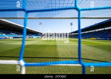 Bochum, Allemagne. 31 août 2024. Football : Bundesliga, VfL Bochum - Borussia Mönchengladbach, Journée 2, Vonovia Ruhrstadion : vue à travers le filet de but sur le terrain avec les fans à domicile dans les gradins. Crédit : David Inderlied/dpa - NOTE IMPORTANTE : conformément aux règlements de la DFL German Football League et de la DFB German Football Association, il est interdit d'utiliser ou de faire utiliser des photographies prises dans le stade et/ou du match sous forme d'images séquentielles et/ou de séries de photos de type vidéo./dpa/Alamy Live News Banque D'Images