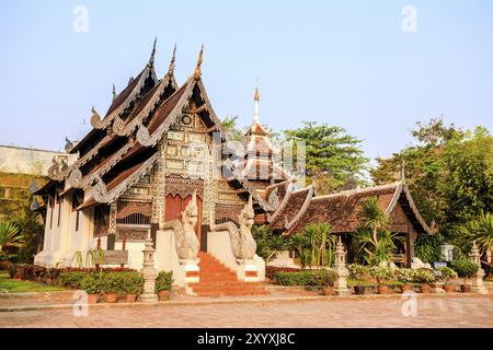 Viharn classique de style lanna à Wat chedi luang, chiang mai, thaïlande Banque D'Images