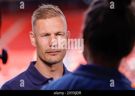 Enschede, pays-Bas. 31 août 2024. ENSCHEDE, PAYS-BAS - AOÛT 31 : L'entraîneur-chef Joran pot du FC Twente dans une interview lors du match de Super Cup Vrouwen entre le FC Twente Women et l'AFC Ajax Women à de Grolsch Veste le 31 août 2024 à Enschede, pays-Bas. (Photo de Raymond Smit/Orange Pictures) crédit : dpa/Alamy Live News Banque D'Images