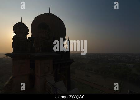 Le dôme d'angle du mausolée islamique, Gol Gumbaz, se silhouette contre la vue matinale de la ville de Bijapur, Karnataka, Inde, Asie Banque D'Images