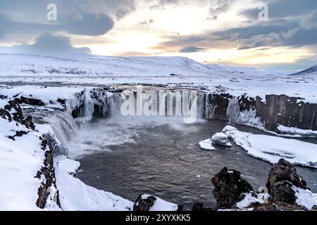 Beau paysage à la cascade de Godafoss au coucher du soleil en hiver, Islande, Europe Banque D'Images