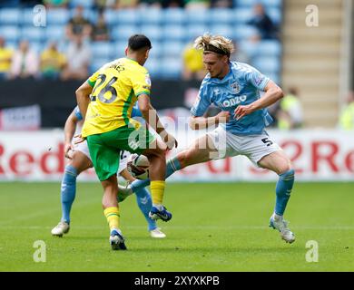 Jack Rudoni de Coventry City (à droite) défie Marcelino Nunez de Norwich City (à gauche) lors du Sky Bet Championship match à la Coventry Building Society Arena, Coventry. Date de la photo : samedi 31 août 2024. Banque D'Images