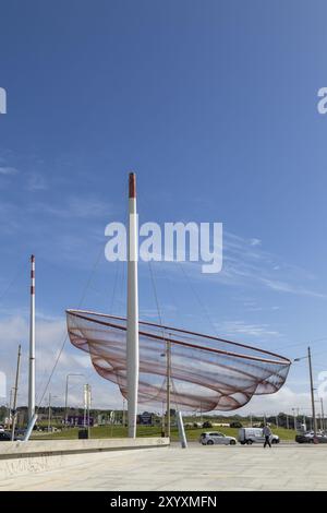 Lieu d'intérêt elle change, Rotonde da Anemona, sculpture de l'artiste Janet Echelman sur la promenade de la plage de Praia de Matosinhos à Matosinho Banque D'Images