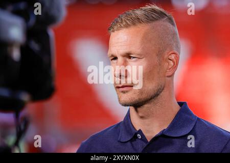 Enschede, pays-Bas. 31 août 2024. ENSCHEDE, PAYS-BAS - AOÛT 31 : L'entraîneur-chef Joran pot du FC Twente dans une interview lors du match de Super Cup Vrouwen entre le FC Twente Women et l'AFC Ajax Women à de Grolsch Veste le 31 août 2024 à Enschede, pays-Bas. (Photo de Raymond Smit/Orange Pictures) crédit : dpa/Alamy Live News Banque D'Images