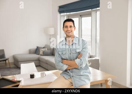 Heureux client de magasin en ligne latin confiant Guy satisfait de l'achat Banque D'Images