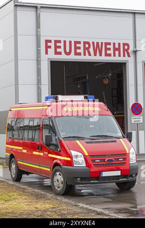 Véhicule des pompiers devant la caserne de pompiers en Bavière Banque D'Images