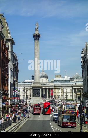 LONDRES, JUILLET 27 : vue vers Trafalgar Square à Londres le 27 juillet 2013. Personnes non identifiées Banque D'Images