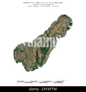Kikaijima en mer des Philippines, appartenant au Japon, isolé sur une image satellite prise le 18 octobre 2023, avec échelle de distance Banque D'Images