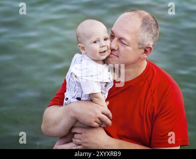 L'âge moyen père et son petit fils de marcher le long de la rivière Banque D'Images