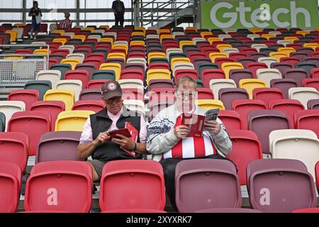 Londres, Royaume-Uni. 31 août 2024. Londres, le 31 août 2024 : les fans de Brentford lisent le programme de match avant le coup d'envoi du match de premier League entre Brentford et Southampton au GTECH Community Stadium le 31 août 2024 à Londres, en Angleterre. (Pedro Soares/SPP) crédit : photo de presse SPP Sport. /Alamy Live News Banque D'Images