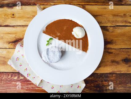 Brownie au chocolat avec crème glacée à la vanille sur la table en bois Banque D'Images