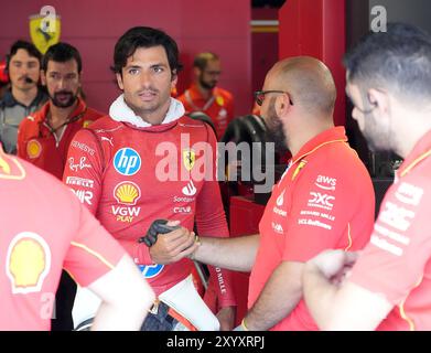 Monza, Italie. 31 août 2024. Sport automobile, Championnat du monde de formule 1, Grand Prix d'Italie, troisième essais libres, Carlos Sainz d'Espagne de l'équipe Scuderia Ferrari salue les mécaniciens dans les stands. Crédit : Hasan Bratic/dpa/Alamy Live News Banque D'Images