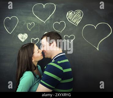 Jeune couple amoureux. Dessin à la craie sur fond sombre Banque D'Images