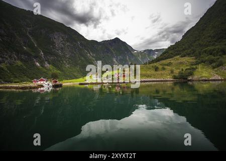 Petit village sur la côte Banque D'Images