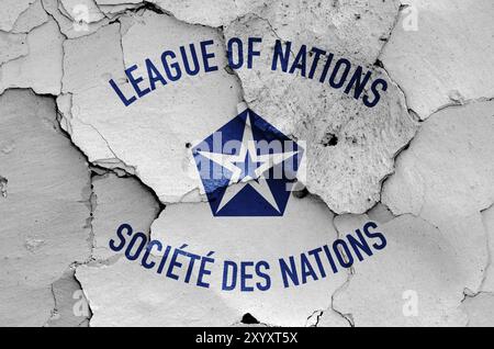 Drapeau de la Société des Nations peint sur un mur fissuré Banque D'Images