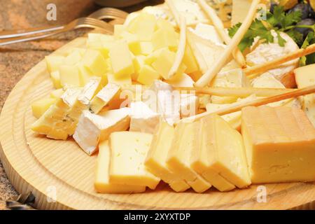 Plateau de fromage avec différentes variétés Banque D'Images